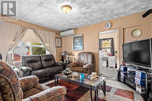 185 Yew Street, Kamloops, BC - Indoor Photo Showing Living Room