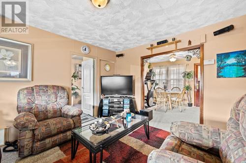 185 Yew Street, Kamloops, BC - Indoor Photo Showing Living Room