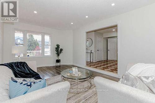 1752 Broadoak Crescent, Pickering, ON - Indoor Photo Showing Living Room