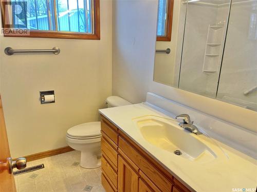 422 R Avenue N, Saskatoon, SK - Indoor Photo Showing Bathroom