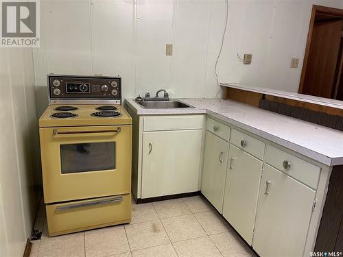 422 R Avenue N, Saskatoon, SK - Indoor Photo Showing Kitchen