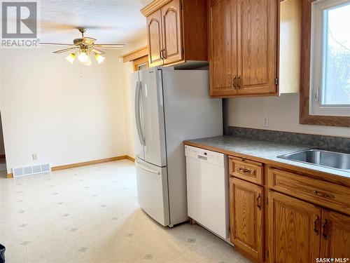 422 R Avenue N, Saskatoon, SK - Indoor Photo Showing Kitchen