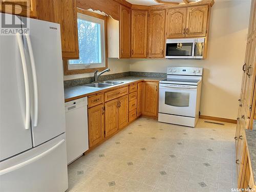 422 R Avenue N, Saskatoon, SK - Indoor Photo Showing Kitchen With Double Sink