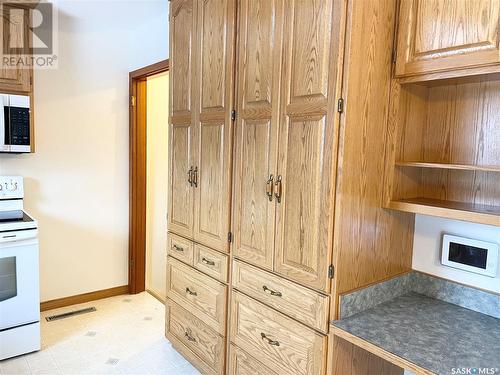 422 R Avenue N, Saskatoon, SK - Indoor Photo Showing Kitchen