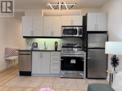 618 - 36 Blue Jays Way, Toronto, ON - Indoor Photo Showing Kitchen