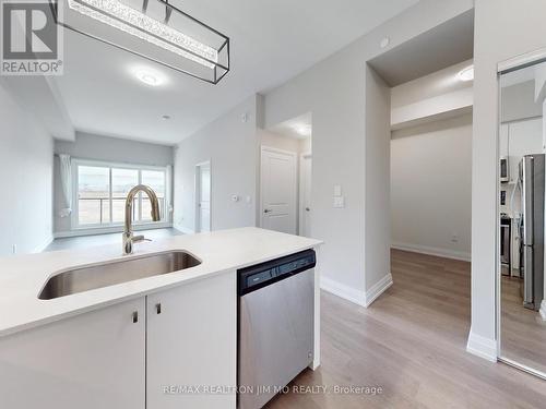 416 - 555 William Graham Drive, Aurora, ON - Indoor Photo Showing Kitchen