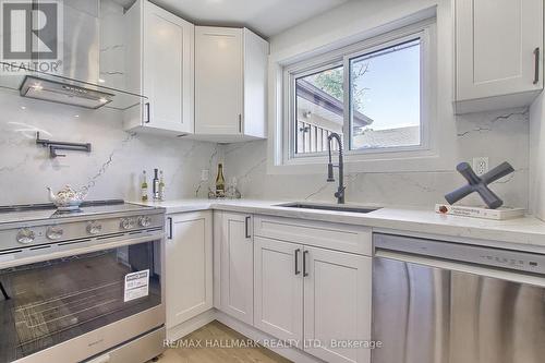 4 Corbett Crescent, Aurora, ON - Indoor Photo Showing Kitchen With Upgraded Kitchen