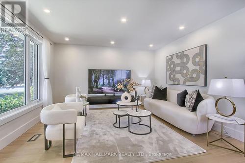 4 Corbett Crescent, Aurora, ON - Indoor Photo Showing Living Room