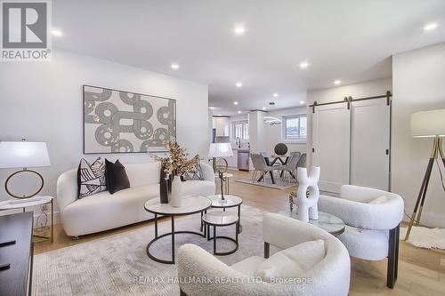 4 Corbett Crescent, Aurora, ON - Indoor Photo Showing Living Room