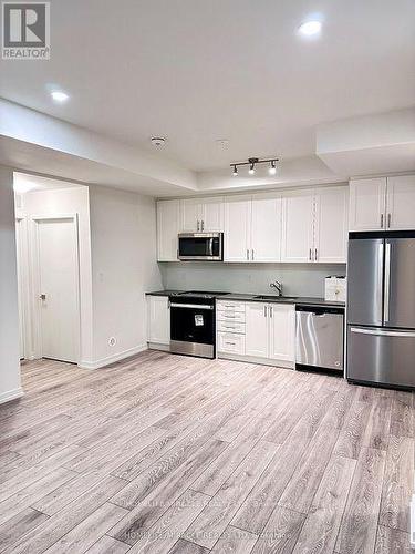 14 - 26 Lytham Green Circle, Newmarket, ON - Indoor Photo Showing Kitchen With Stainless Steel Kitchen