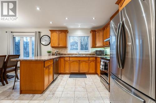 145 Valiant Circle, Hamilton, ON - Indoor Photo Showing Kitchen