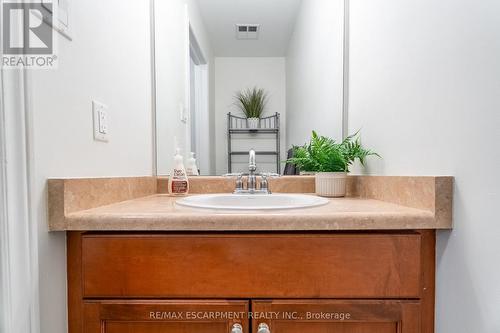 145 Valiant Circle, Hamilton, ON - Indoor Photo Showing Bathroom