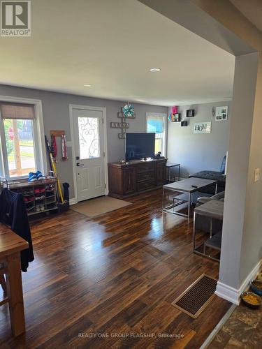 6285 Cadham Street, Niagara Falls, ON - Indoor Photo Showing Living Room