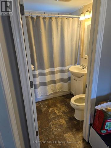 6285 Cadham Street, Niagara Falls, ON - Indoor Photo Showing Bathroom