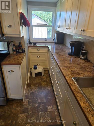 6285 Cadham Street, Niagara Falls, ON - Indoor Photo Showing Kitchen