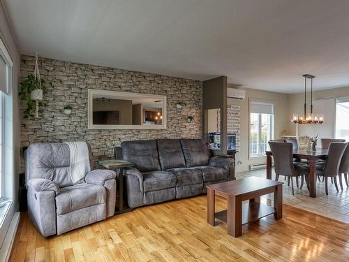 Living room - 3805 105E Avenue, Shawinigan, QC - Indoor Photo Showing Living Room