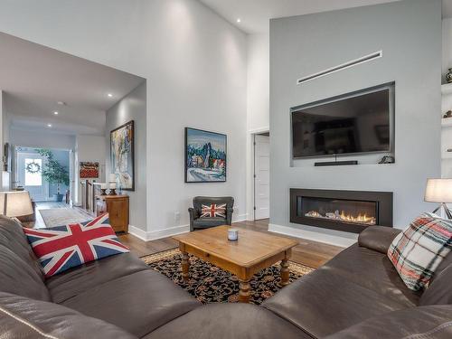 Salon - 1114 Rue Bellevue, Montréal (L'Île-Bizard/Sainte-Geneviève), QC - Indoor Photo Showing Living Room With Fireplace