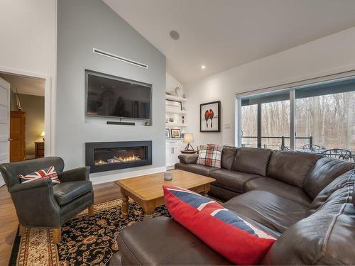 Salon - 1114 Rue Bellevue, Montréal (L'Île-Bizard/Sainte-Geneviève), QC - Indoor Photo Showing Living Room With Fireplace