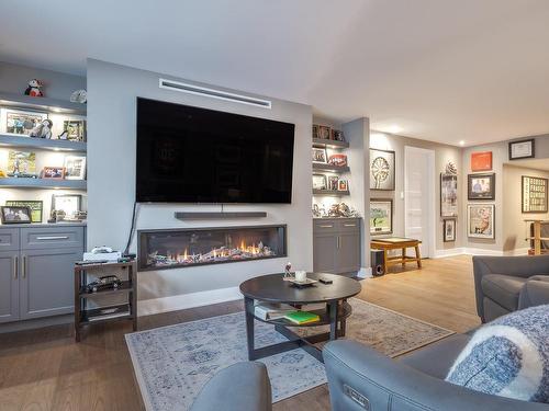 Salle familiale - 1114 Rue Bellevue, Montréal (L'Île-Bizard/Sainte-Geneviève), QC - Indoor Photo Showing Living Room With Fireplace