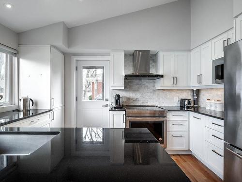 Cuisine - 5728 Av. Mcmurray, Côte-Saint-Luc, QC - Indoor Photo Showing Kitchen With Upgraded Kitchen