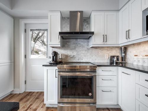 Cuisine - 5728 Av. Mcmurray, Côte-Saint-Luc, QC - Indoor Photo Showing Kitchen With Upgraded Kitchen