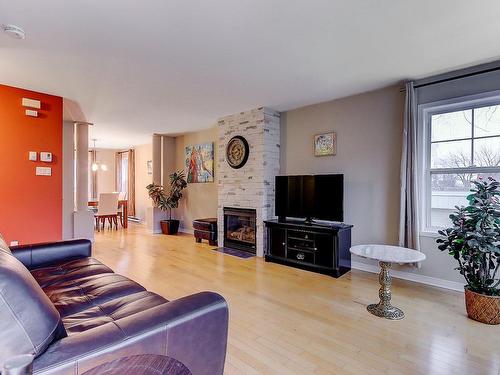 Living room - 665 Rue Frédéric-Chopin, Montréal (Mercier/Hochelaga-Maisonneuve), QC - Indoor Photo Showing Living Room With Fireplace