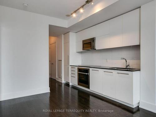 402-170 Avenue Rd, Toronto, ON - Indoor Photo Showing Kitchen