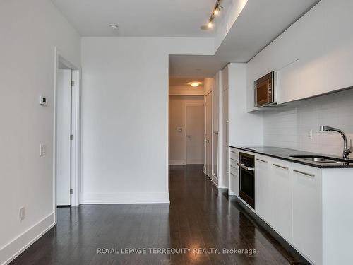 402-170 Avenue Rd, Toronto, ON - Indoor Photo Showing Kitchen