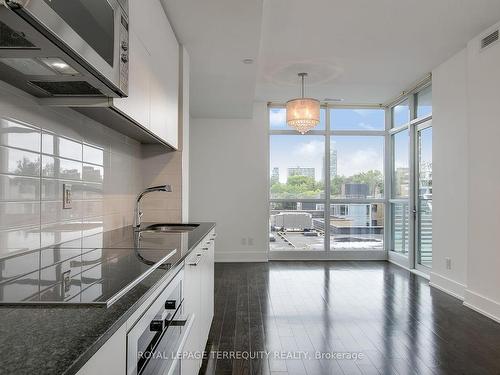 402-170 Avenue Rd, Toronto, ON - Indoor Photo Showing Kitchen With Upgraded Kitchen