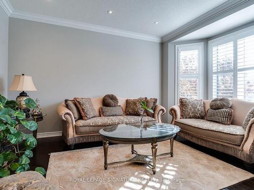 35 Pathway Dr, Brampton, ON - Indoor Photo Showing Living Room