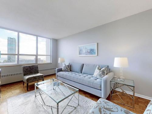 724-60 Southport St, Toronto, ON - Indoor Photo Showing Living Room