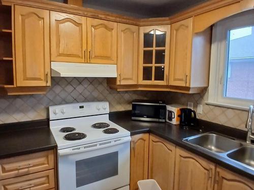 Upper-1566 Northmount Ave, Mississauga, ON - Indoor Photo Showing Kitchen With Double Sink