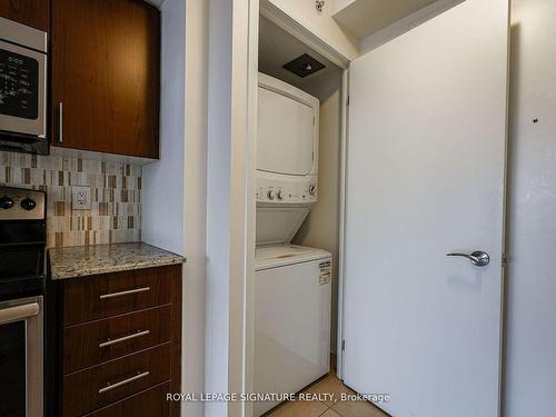 1703-830 Lawrence Ave W, Toronto, ON - Indoor Photo Showing Laundry Room