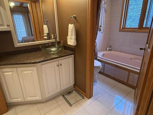 2550 15Th Side Road, Thunder Bay, ON - Indoor Photo Showing Bathroom