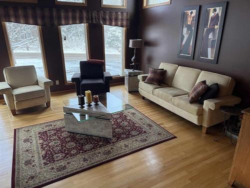 2550 15Th Side Road, Thunder Bay, ON - Indoor Photo Showing Living Room