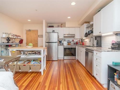 3-821 Tyee Rd, Victoria, BC - Indoor Photo Showing Kitchen