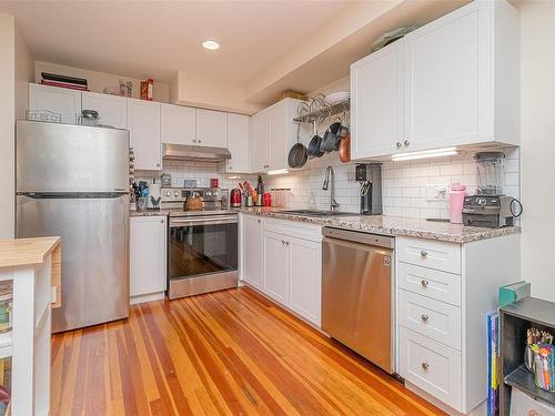 3-821 Tyee Rd, Victoria, BC - Indoor Photo Showing Kitchen