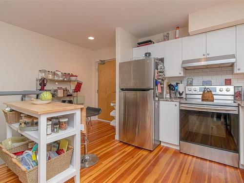 3-821 Tyee Rd, Victoria, BC - Indoor Photo Showing Kitchen