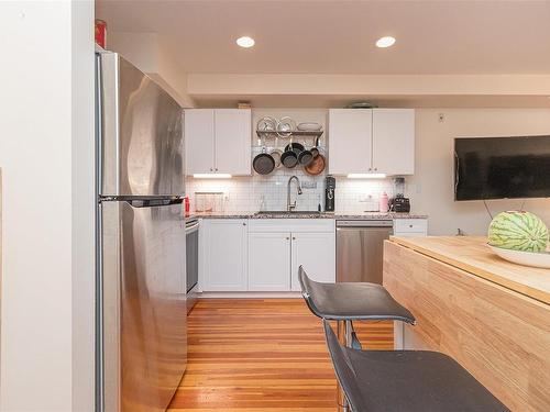 3-821 Tyee Rd, Victoria, BC - Indoor Photo Showing Kitchen