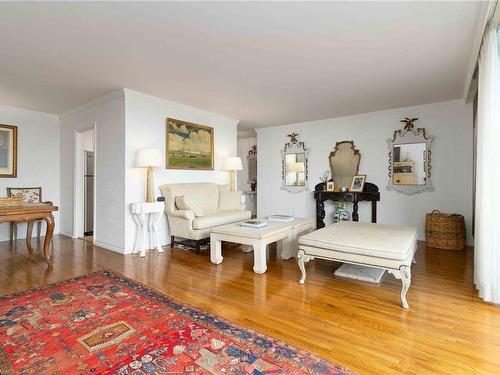 403-1159 Beach Dr, Oak Bay, BC - Indoor Photo Showing Living Room