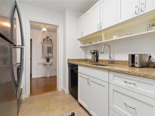 403-1159 Beach Dr, Oak Bay, BC - Indoor Photo Showing Kitchen