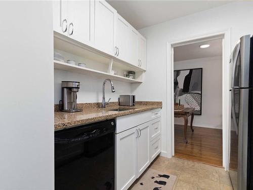 403-1159 Beach Dr, Oak Bay, BC - Indoor Photo Showing Kitchen