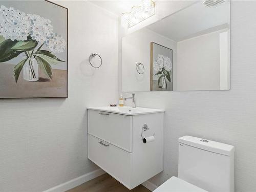 403-1159 Beach Dr, Oak Bay, BC - Indoor Photo Showing Bathroom