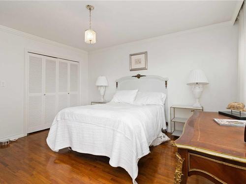 403-1159 Beach Dr, Oak Bay, BC - Indoor Photo Showing Bedroom