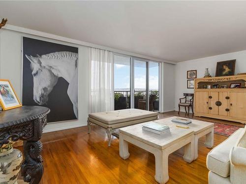 403-1159 Beach Dr, Oak Bay, BC - Indoor Photo Showing Living Room