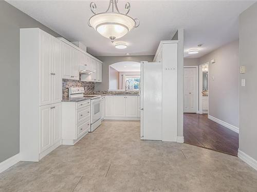 4808 Fairbrook Cres, Nanaimo, BC - Indoor Photo Showing Kitchen