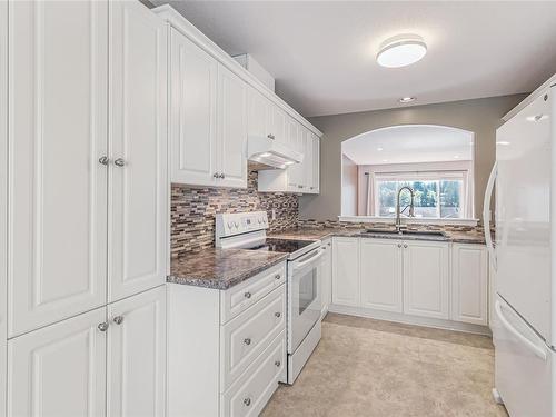 4808 Fairbrook Cres, Nanaimo, BC - Indoor Photo Showing Kitchen