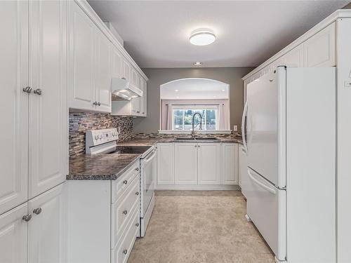 4808 Fairbrook Cres, Nanaimo, BC - Indoor Photo Showing Kitchen