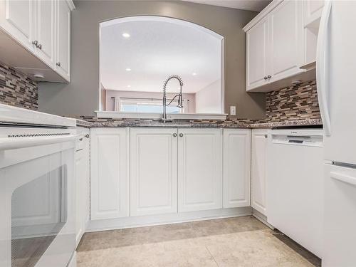 4808 Fairbrook Cres, Nanaimo, BC - Indoor Photo Showing Kitchen