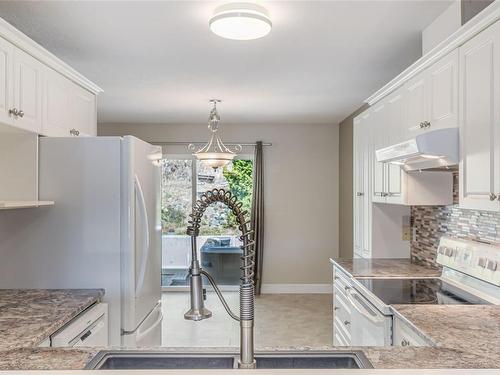 4808 Fairbrook Cres, Nanaimo, BC - Indoor Photo Showing Kitchen